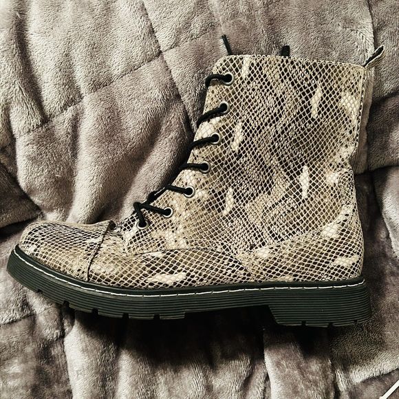 Arizona Jean CO Lace Up Combat Boots Snake Python Memory Foam Size 8 Medium Gray - Picture 3 of 13